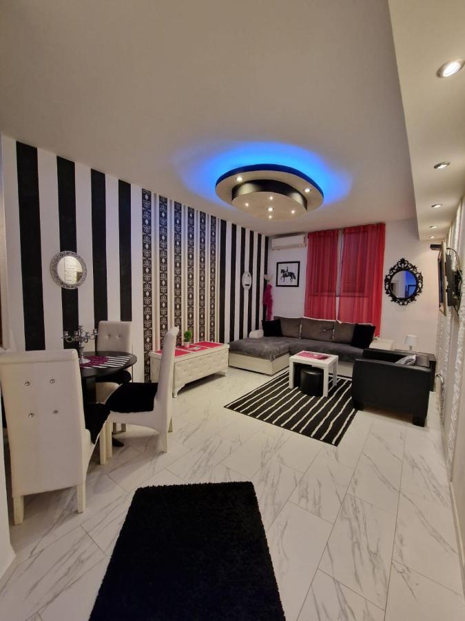 Black & White Belgrade Exterior photo